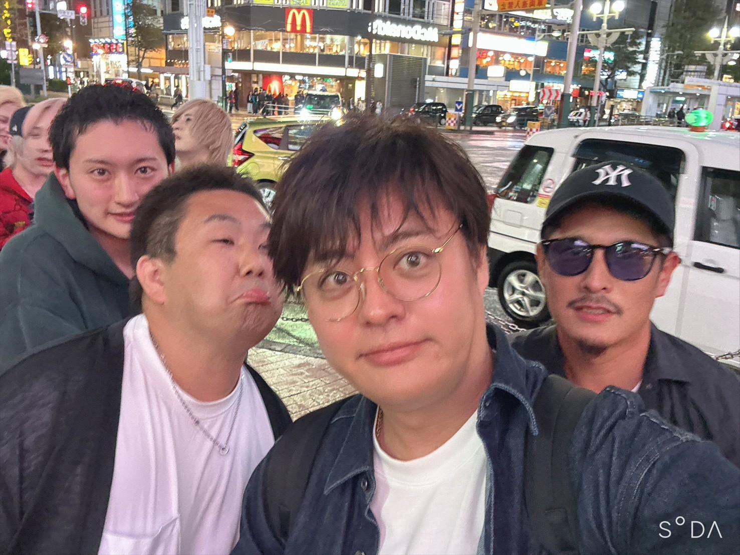 社長と一緒に街を歩くメンバーの写真