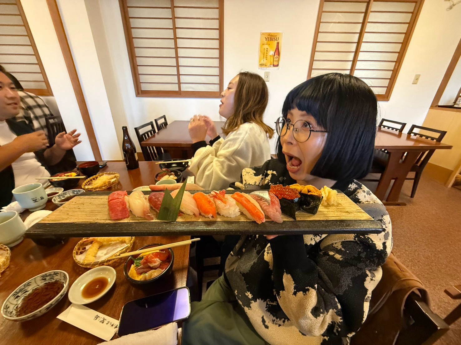 お寿司を前にしたランチ風景