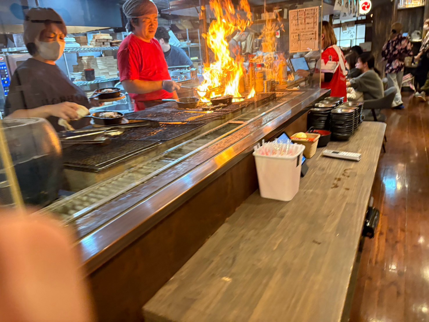 炎が上がる食事風景
