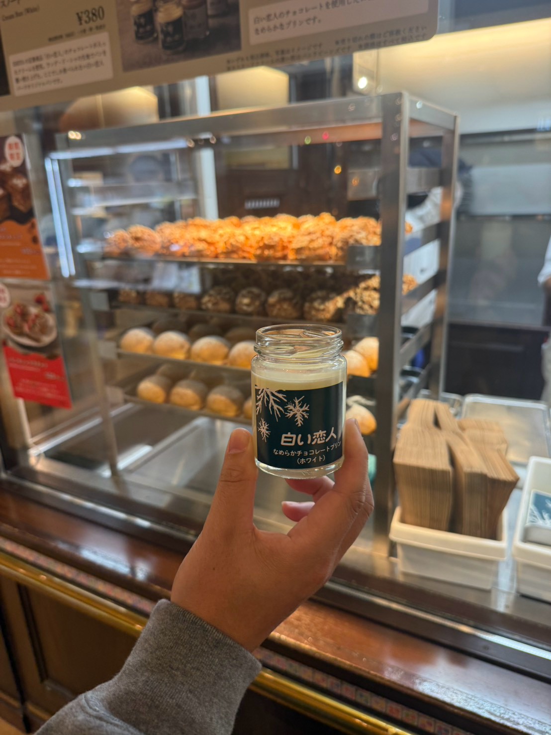 白い恋人のなめらかチョコレートプリンを手にした一枚